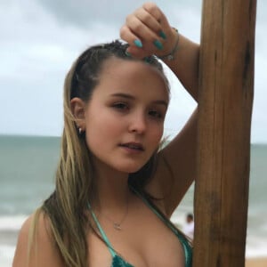 Larissa Manoela usou um biquíni bordado em miçangas que custa R$ 458,00