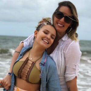 Larissa Manoela usou um biquíni top bordado da linha de Giovanna Ewbank