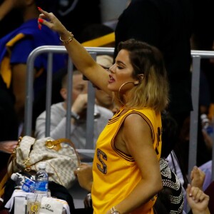 Khloé Kardashian na plateia do jogo do NBA, time pelo qual o namorado, o craque de basquete Tristan Thompson, joga