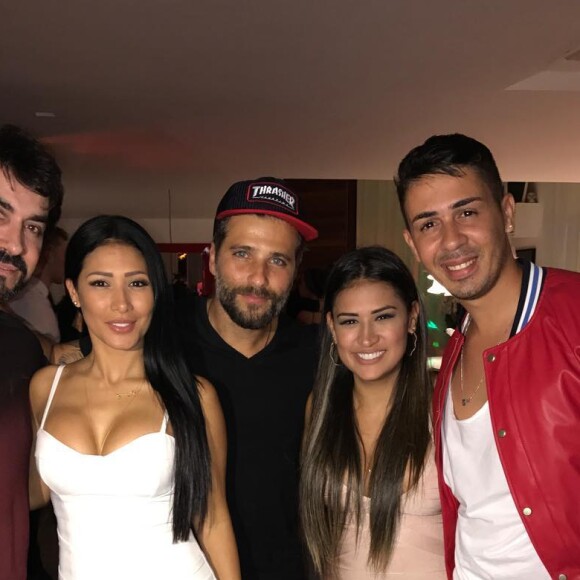 Simone, Simaria, Padre Fabio de Melo e o digital influencer Carlinhos Maia posaram com Bruno Gagliasso na festa de Giovanna Ewbank