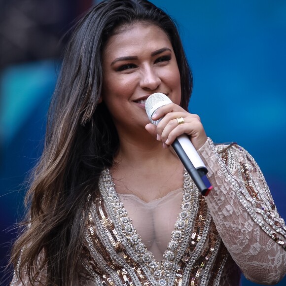 Simone Mendes se protegeu com uma jaqueta após quase mostrar demais na festa