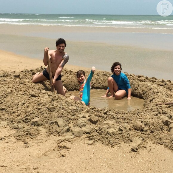 Sophia Valverde se divertiu ao lado de Igor Jansen e Lázaro Menezes na praia de Mundaú, em Trairi, no Ceará, e compartilhou o registro no Instagram nesta quarta-feira, dia 27 de setembro de 2017: 'Muita diversão. Já somos uma família'