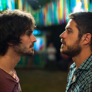 Zeca (Marco Pigossi) e Ruy (Fiuk) se enfrentam por causa de Ritinha (Isis Valverde), na novela 'A Força do Querer'