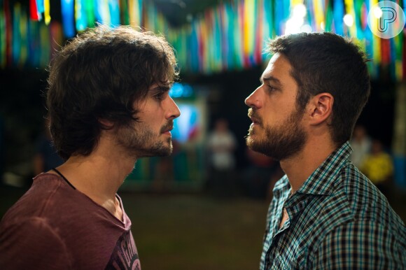 Zeca (Marco Pigossi) e Ruy (Fiuk) se enfrentam por causa de Ritinha (Isis Valverde), na novela 'A Força do Querer'