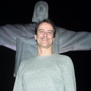 Marcello Antony posa na frente do Cristo Redentor, no Rio de Janeiro
