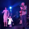 Sol de Maria, neta de Preta Gil, chama atenção por fofura em shows da cantora com o bisavô, Gilberto Gil
