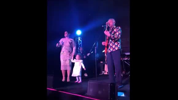 Sol de Maria, neta de Preta Gil, chama atenção por fofura em shows da cantora com o bisavô, Gilberto Gil