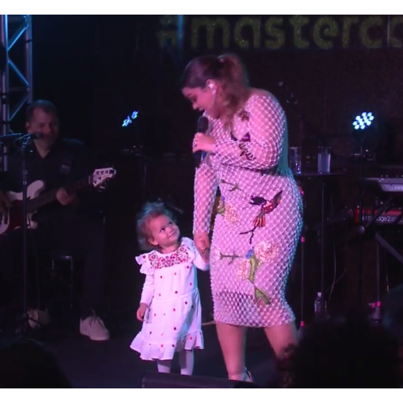Neta de Preta Gil, Flor de Maria chama atenção em show da avó com Gilberto Gil