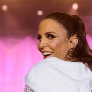 Ivete Sangalo, grávida de gêmeas, foi atendida em casa pela fisioterapeuta