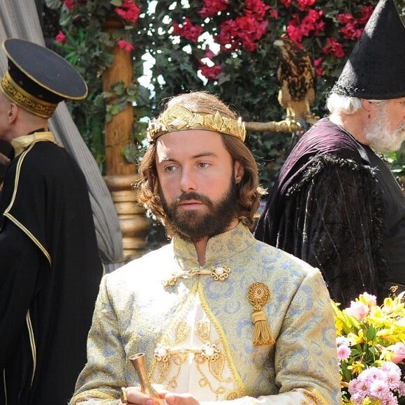 Evil (Kayky Brito) faz um pronunciamento e afirma que a Babilônia terá um só Deus, na novela 'O Rico e o Lázaro'