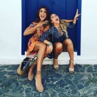 Juliana Paes puxa cabelo de Carla Diaz, sua rival em novela, e brinca: 'Eu pego'