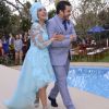 Estefânia (Priscila Sol) se casa com Vitor (Thiago Mendonça) usando um vestido azul que combina com sua peruca, no capítulo que vai ao ar segunda-feira, dia 2 de outubro de 2017, na novela 'Carinha de Anjo'