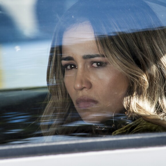 Sandra Helena (Nanda Costa) é levada para a delegacia, na novela 'Pega Pega'