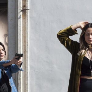 Sandra Helena (Nanda Costa) é flagrada com os dólares e recebe voz de prisão, na novela 'Pega Pega'