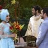 Tia Perucas (Priscila Sol) e Vitor (Thiago Mendonça) se casam com celebração feita por Padre Gabriel (Alcemar Vieria), na novela 'Carinha de Anjo'