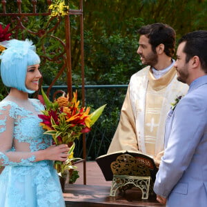 Tia Perucas (Priscila Sol) e Vitor (Thiago Mendonça) se casam com celebração feita por Padre Gabriel (Alcemar Vieria), na novela 'Carinha de Anjo'