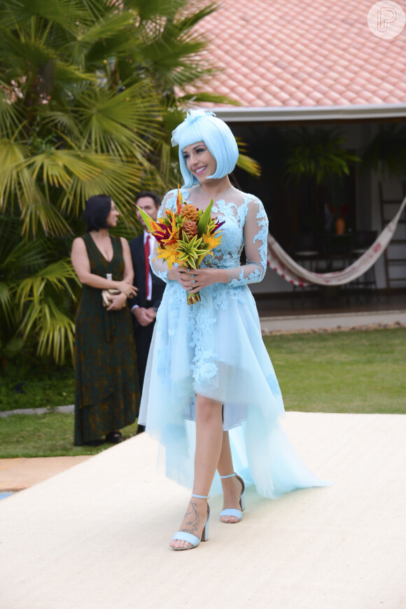 Estefânia (Priscila Sol) deixa o branco de lado e elege o azul claro para colorir seu look de noiva, novela 'Carinha de Anjo'