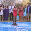 Franciely (Carol Loback) cai na piscina ao tentar pegar o buquê de noiva de Tia Perucas (Priscila Sol), na novela 'Carinha de Anjo'