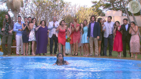 Franciely (Carol Loback) cai na piscina ao tentar pegar o buquê de noiva de Tia Perucas (Priscila Sol), na novela 'Carinha de Anjo'