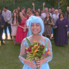 Tia Perucas (Priscila Sol) se preparou para jogar o buquê de noiva em sua festa de casamento com Vitor (Thiago Mendonça), na novela 'Carinha de Anjo'