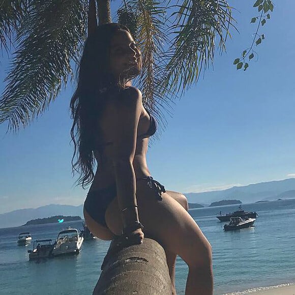 Emilly Araújo posta foto de biquíni no Instagram e recebe elogios de fãs