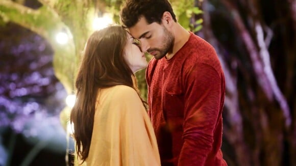 Beijo de Gustavo e Cecília em 'Carinho de Anjo' agita web e gera memes: 'É hoje'