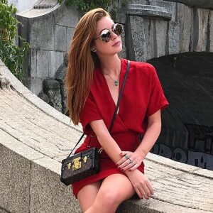 Marina Ruy Barbosa atualmente prefere vestidos soltinhos e de tons sóbrios para passeios casuais