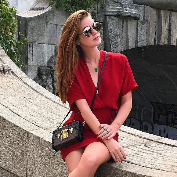 Marina Ruy Barbosa atualmente prefere vestidos soltinhos e de tons sóbrios para passeios casuais