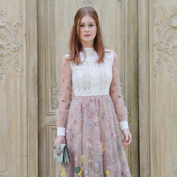 Marina Ruy Barbosa apostou em um vestido neutro para assistir o desfile da grife Valentino na semana de moda de Paris em 2017