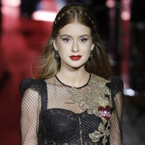 Marina Ruy Barbosa desfilou com looks bordados e com transparência para a grife Dolce & Gabanna na semana de moda de Milão em 2017