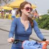 Marina Ruy Barbosa foi com um look all in blue pedalar na orla da Barra da Tijuca, no Rio de Janeiro em 2014