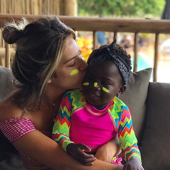 Giovanna Ewbank valoriza o empoderamento da filha, Títi, na criação da menina