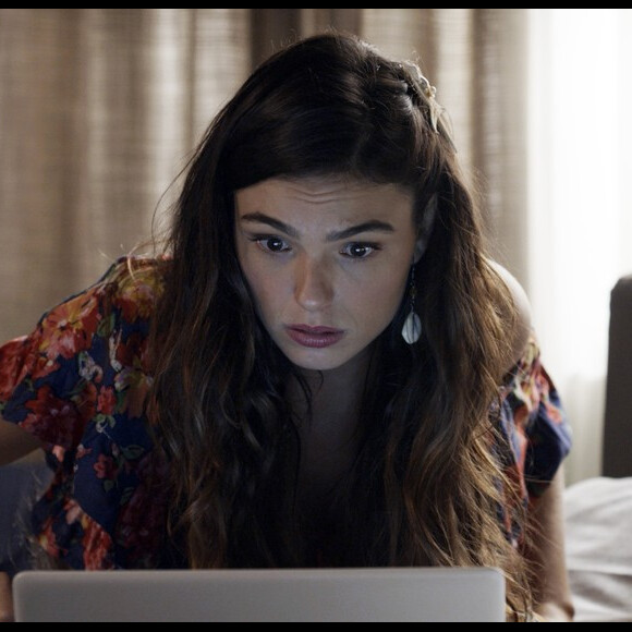 Ritinha (Isis Valverde) posta um vídeo para afrontar Joyce (Maria Fernanda Cândido) e mobiliza uma camapanha na web pedindo ajuda para reaver o filho, na novela 'A Força do Querer'