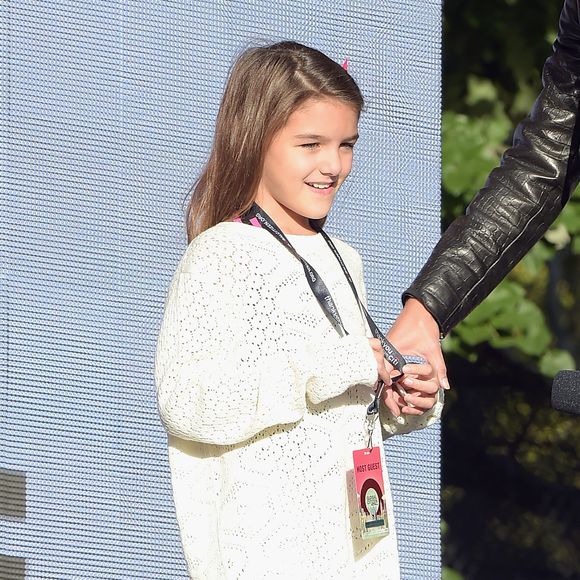 Katie Holmes, mãe de Suri, proibiu que o nome de Tom Cruise seja citado perto da filha