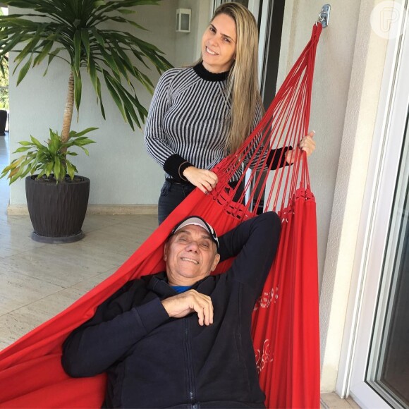 Namorada de Marcelo Rezende, Luciana Lacerda rebateu acusações do filho do apresentador no Instagram