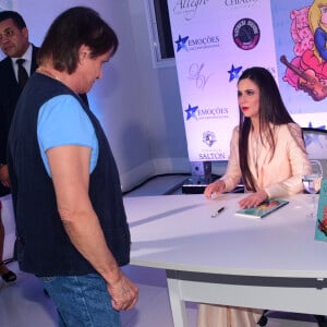 Caroline Verban, atriz da novela A Força do Querer', autografa livro para o cantor Roberto Carlos