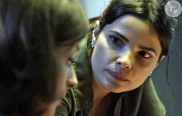 Antônia (Vanessa Giácomo) afirma para Cíntia (Bruna Spínola) que acredita em sua inocência, na novela 'Pega Pega'