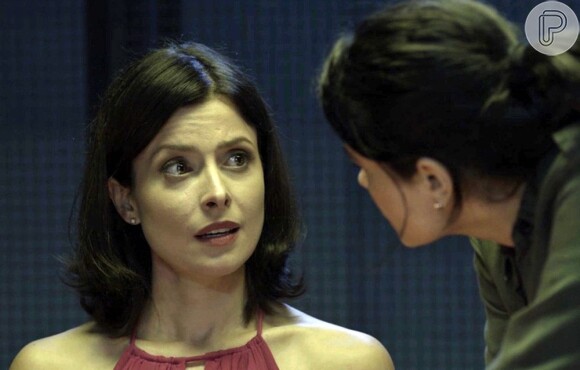 Cíntia (Bruna Spínola) garante a Antônia (Vanessa Giácomo) que é inocente, na novela 'Pega Pega'