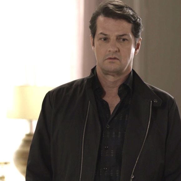 Para não ser preso, Malagueta (Marcelo Serrado) arma para incriminar Cíntia (Bruna Spínola) na novela 'Pega Pega'