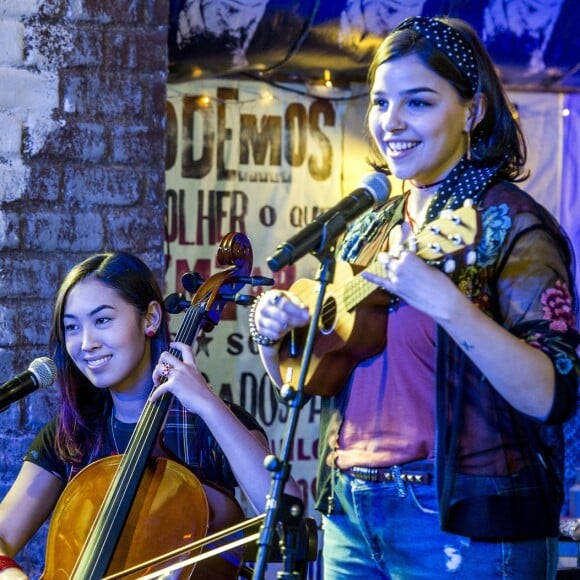 As amigas Keyla (Gabriela Medvedovski) e Tina (Ana Hikari) também deram um estalinho