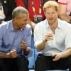 Barack Obama ri ao conversar com Príncipe Harry e jovem na plateia