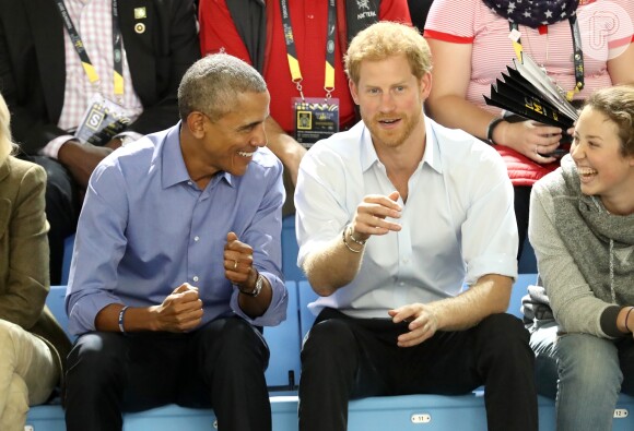 Barack Obama ri ao conversar com Príncipe Harry e jovem na plateia