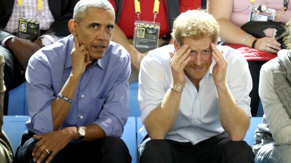 Barack Obama e Príncipe Harry fazem caras e bocas assistindo jogo juntos. Fotos!