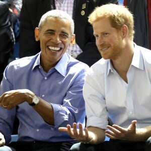 Barack Obama e Príncipe Harry viram juntos uma partida de basquete em cadeira de roda