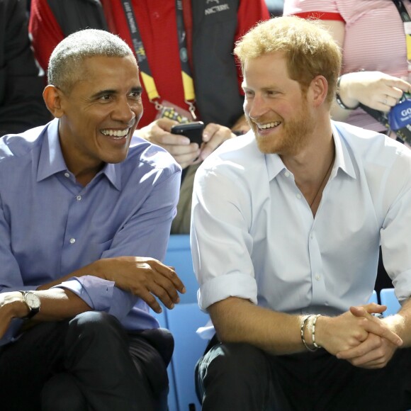 Príncipe Harry ri ao conversar com Barack Obama