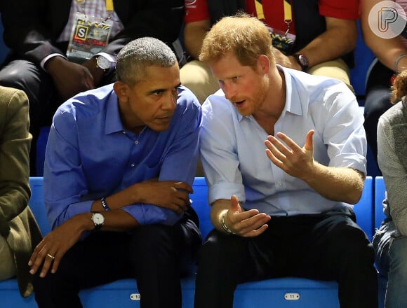 A imprensa internacional brincou sobre as fotos de Barack Obama e Príncipe Harry: 'Bromance'