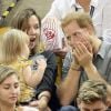 Príncipe Harry encantou aparecer fazendo caretas para a filha de um atleta