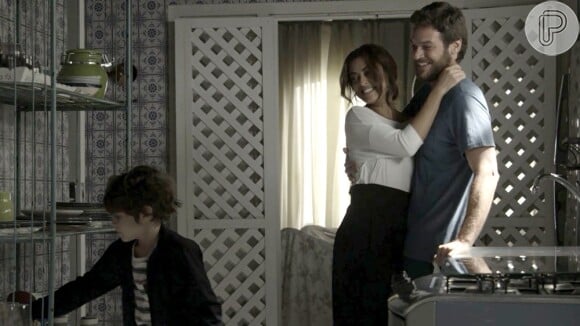 Na nova casa, Bibi (Juliana Paes) e Rubinho (Emílio Dantas) são cercados pela polícia, na novela 'A Força do Querer'