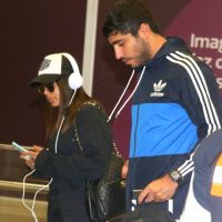 Anitta e o namorado são fotografados juntos pela 1ª vez, em aeroporto. Fotos!