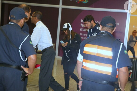 Anitta exibiu óculos escuros e headphone sobre o boné ao desembarcar ao lado do namorado no Aeroporto Internacional do Galeão, no Rio de Janeiro, na tarde deste sábado, 30 de setembro de 2017